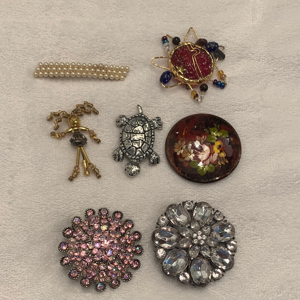Elegant Women's Jewelry Set with Floral and Gemstone Designs